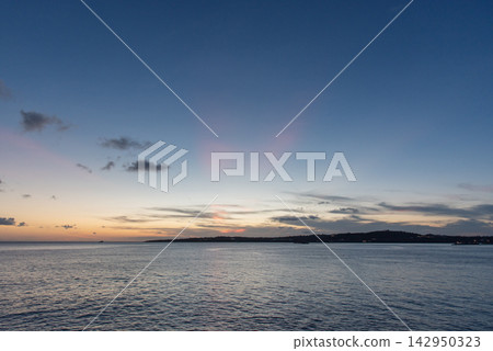 平靜的海面，黃昏時分可見淡淡的紅色暮光。 142950323