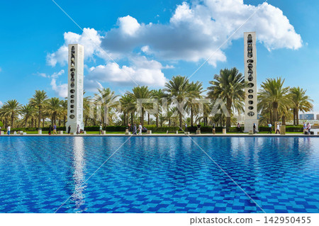 Reflection Pool and Palm Trees at Sheikh Zayed Grand Mosque in Abu Dhabi, UAE 142950455