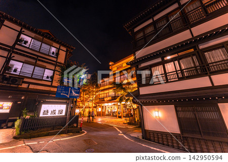 草津溫泉湯畑溫泉區周圍仍保留傳統的日式旅館,夜景如畫。 草津溫泉湯畑溫泉區周圍仍保留傳統的日式旅館,夜景如畫。 142950594