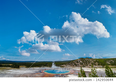 Grand Prismatic Spring in Yellowstone National Park, Wyoming, USA 142950644