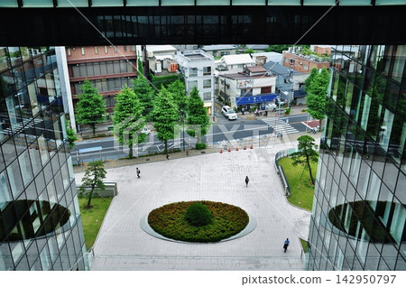 The university campus square and the surrounding streetscape 142950797