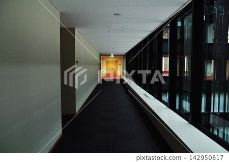 東洋大學現代化且安靜的校園走廊 東洋大學現代化且安靜的校園走廊 142950817