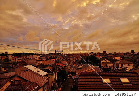 日落的天空和一片住宅區 日落的天空和一片住宅區 142951157