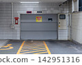 Mechanical parking garages and safety signs in buildings; automatic doors and lane markings in multi-story parking garages. 142951316