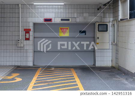 Mechanical parking garages and safety signs in buildings; automatic doors and lane markings in multi-story parking garages. Mechanical parking garages and safety signs in buildings; automatic doors and lane markings in multi-story parking garages. 142951316