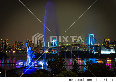 台場的景色優美,東京灣上空的噴泉表演和城市夜景令人嘆為觀止。 台場的景色優美,東京灣上空的噴泉表演和城市夜景令人嘆為觀止。 142951483