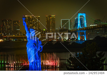 台場的景色優美，東京灣上空的噴泉表演和城市夜景令人嘆為觀止。 142951484
