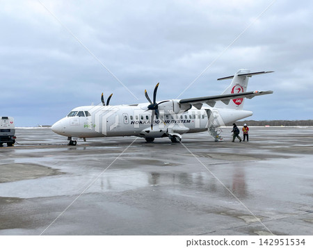 北海道航空ATR42飛機在釧路機場等待起飛。 北海道航空ATR42飛機在釧路機場等待起飛。 142951534