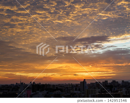 The city dawns, the sky is filled with autumn clouds. The city dawns, the sky is filled with autumn clouds. 142951546