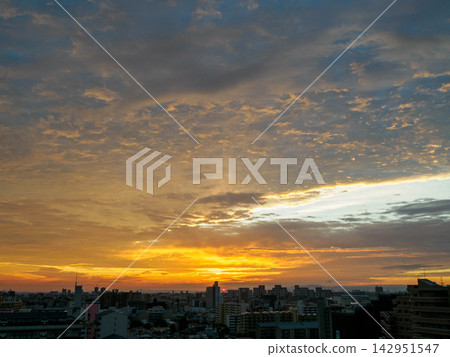 The city dawns, the sky is filled with autumn clouds. The city dawns, the sky is filled with autumn clouds. 142951547