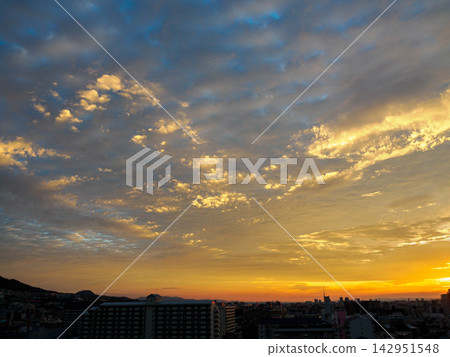 The city dawns, the sky is filled with autumn clouds. The city dawns, the sky is filled with autumn clouds. 142951548