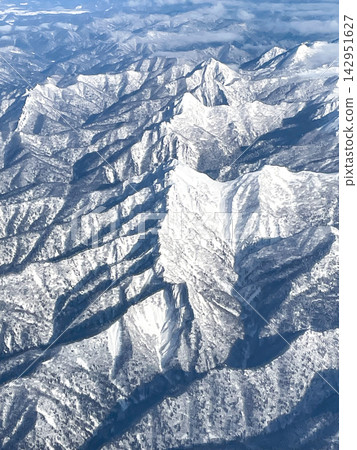 從釧路飛往札幌的飛機上看到的白雪皚皚的大雪山山脈。 從釧路飛往札幌的飛機上看到的白雪皚皚的大雪山山脈。 142951627
