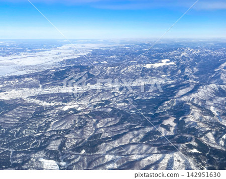 從釧路飛往札幌的飛機上看到的岩見澤雪景。 從釧路飛往札幌的飛機上看到的岩見澤雪景。 142951630