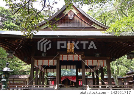 Kanegasaki Shrine, the shrine of love, stands out amidst the lush greenery and is dedicated to the god of matchmaking (Kanegasaki-cho, Tsuruga City, Fukui Prefecture). Kanegasaki Shrine, the shrine of love, stands out amidst the lush greenery and is dedicated to the god of matchmaking (Kanegasaki-cho, Tsuruga City, Fukui Prefecture). 142951717