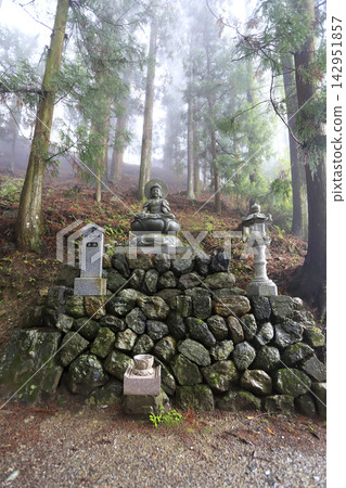 朝聖路線上的第十二座寺廟,魔羅山正壽院正山寺,在通往寺廟大門的道路旁,有一尊不動佛的石像。 朝聖路線上的第十二座寺廟,魔羅山正壽院正山寺,在通往寺廟大門的道路旁,有一尊不動佛的石像。 142951857