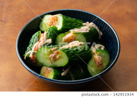 切好的黃瓜泡菜（黃瓜泡菜）盛於碗中。 142951934