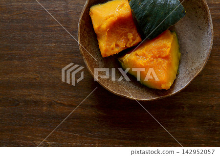 從餐桌正上方拍攝的燉南瓜的畫面。 從餐桌正上方拍攝的燉南瓜的畫面。 142952057