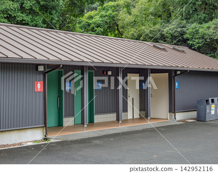 公園廁所的建築物和入口處都貼滿了象形圖。 公園廁所的建築物和入口處都貼滿了象形圖。 142952116