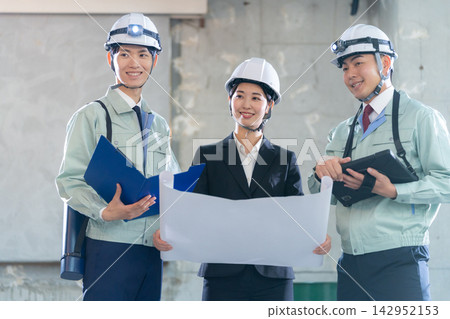 建築師在建築工地開會 142952153