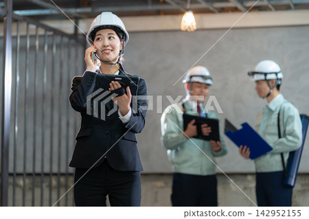 在建築工地工作的建築師 142952155
