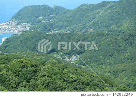 鬱鬱蔥蔥的青山和沿海小鎮 鬱鬱蔥蔥的青山和沿海小鎮 142952249