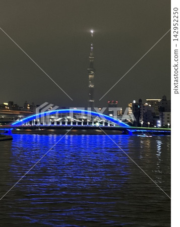 夢幻般的藍色燈光橋和東京晴空塔的夜景。 夢幻般的藍色燈光橋和東京晴空塔的夜景。 142952250