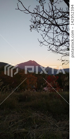 秋日里,由布山(豐後富士山)被染成了紅色。 秋日里,由布山(豐後富士山)被染成了紅色。 142952394