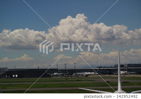 夏季機場和壯麗的積雨雲 夏季機場和壯麗的積雨雲 142952492
