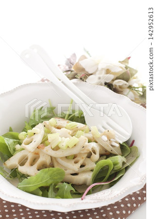 蓮藕和水菜沙拉 蓮藕和水菜沙拉 142952613