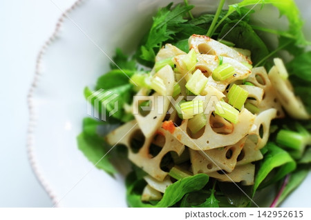蓮藕和水菜沙拉 蓮藕和水菜沙拉 142952615