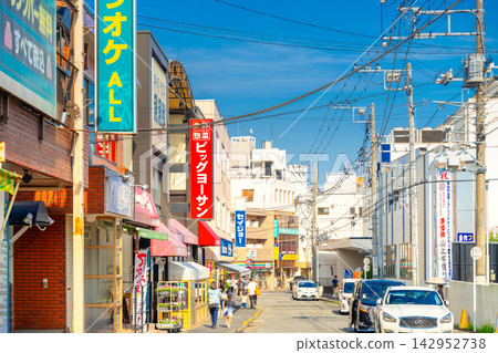 成瀨丘商店街,位於JR橫濱線成瀨站前。 成瀨丘商店街,位於JR橫濱線成瀨站前。 142952738