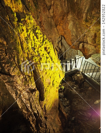 Inside of Shikashi Shonyudo Cave (Kyoto Prefecture) Inside of Shikashi Shonyudo Cave (Kyoto Prefecture) 142952822