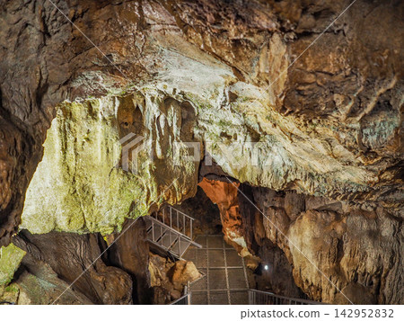 Inside of Shikashi Shonyudo Cave (Kyoto Prefecture) Inside of Shikashi Shonyudo Cave (Kyoto Prefecture) 142952832