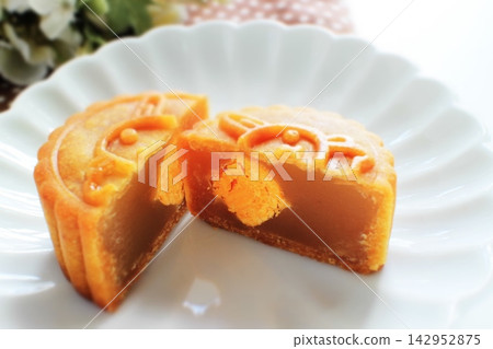 鹹蛋黃月餅(一種中國甜點) 鹹蛋黃月餅(一種中國甜點) 142952875