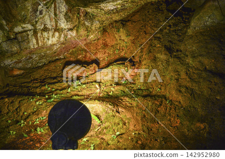 Inside of Shikashi Shonyudo Cave (Kyoto Prefecture) Inside of Shikashi Shonyudo Cave (Kyoto Prefecture) 142952980