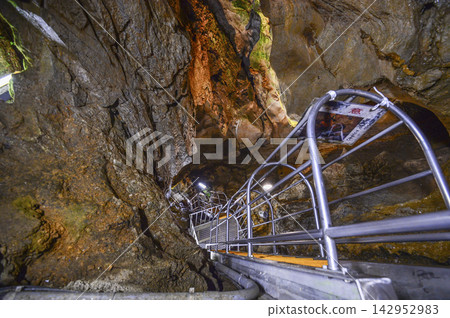 Inside of Shikashi Shonyudo Cave (Kyoto Prefecture) Inside of Shikashi Shonyudo Cave (Kyoto Prefecture) 142952983