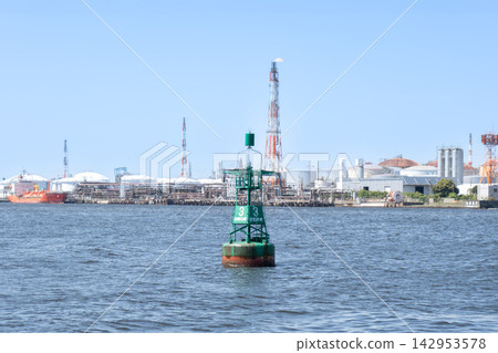 從東扇島東公園眺望東京灣川崎航道3號燈標與京濱工業區 從東扇島東公園眺望東京灣川崎航道3號燈標與京濱工業區 142953578