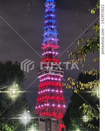 Red and blue towers adorning the night sky Red and blue towers adorning the night sky 142953822