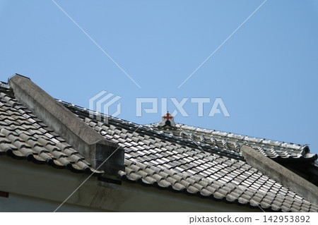 傳統的瓦片屋頂和藍天 傳統的瓦片屋頂和藍天 142953892