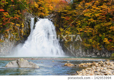 One of Japan's Top 100 Waterfalls: Hotai Falls in Autumn Colors, Akita Prefecture One of Japan's Top 100 Waterfalls: Hotai Falls in Autumn Colors, Akita Prefecture 142953994