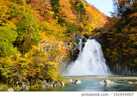 One of Japan's Top 100 Waterfalls: Hotai Falls in Autumn Colors, Akita Prefecture One of Japan's Top 100 Waterfalls: Hotai Falls in Autumn Colors, Akita Prefecture 142954007