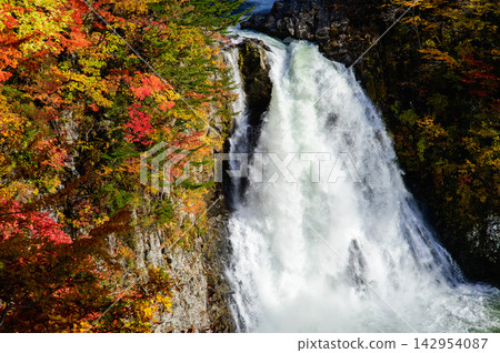 Hōtai Falls, Autumn, San-no-Taki Great Waterfall, Akita Prefecture Hōtai Falls, Autumn, San-no-Taki Great Waterfall, Akita Prefecture 142954087