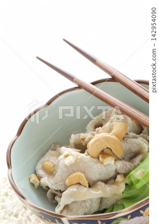 冷拌涮涮鍋沙拉，撒上腰果 142954090