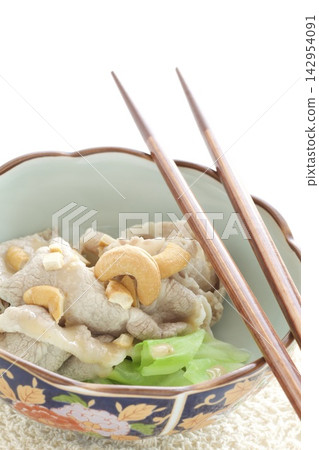 Cold shabu-shabu salad topped with cashews Cold shabu-shabu salad topped with cashews 142954091