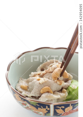 冷拌涮涮鍋沙拉,撒上腰果 冷拌涮涮鍋沙拉,撒上腰果 142954095
