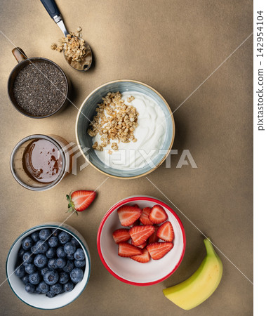 Berry Yogurt Granola Healthy Breakfast Bowl Berry Yogurt Granola Healthy Breakfast Bowl 142954104