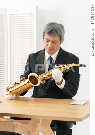 Appraisal, repair, saxophone, male Appraisal, repair, saxophone, male 142954556