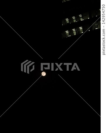 夜空中皎潔的月光與城市的燈光 夜空中皎潔的月光與城市的燈光 142954750