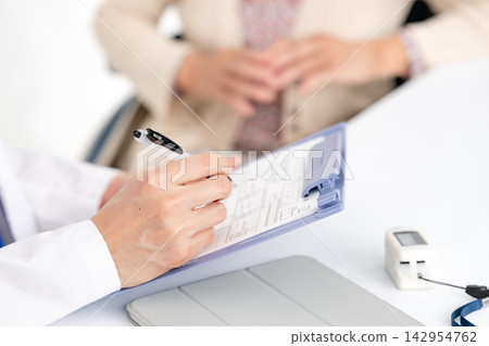 一位年長的女性正在進行體檢；面對面；醫療；手 142954762