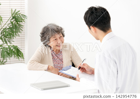 資深女醫師親自進行體檢 142954776